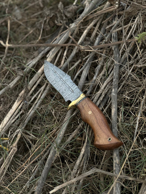 Hunting Blade – 10" Damascus Steel Knife with Rosewood Handle, Brass Guard & Leather Sheath