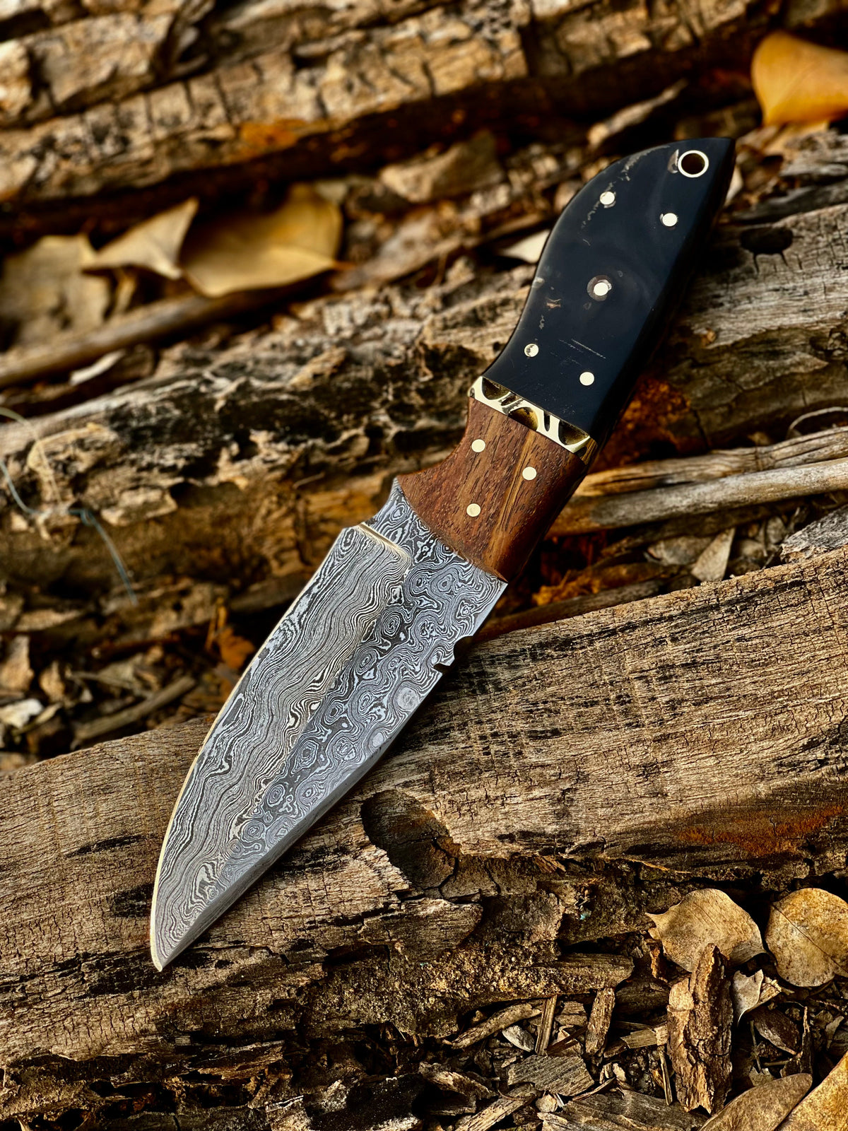 Handmade 8" Damascus Skinning Knife with Buffalo Horn &amp; Rosewood Handle – Leather Sheath