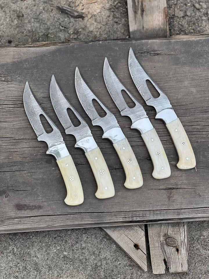 Custom Hunting Knives: Handmade Damascus Steel Blade